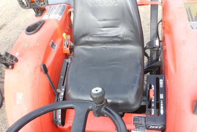 Image of Kubota L3800D equipment image 4