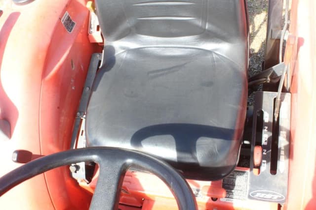 Image of Kubota L3800D equipment image 4