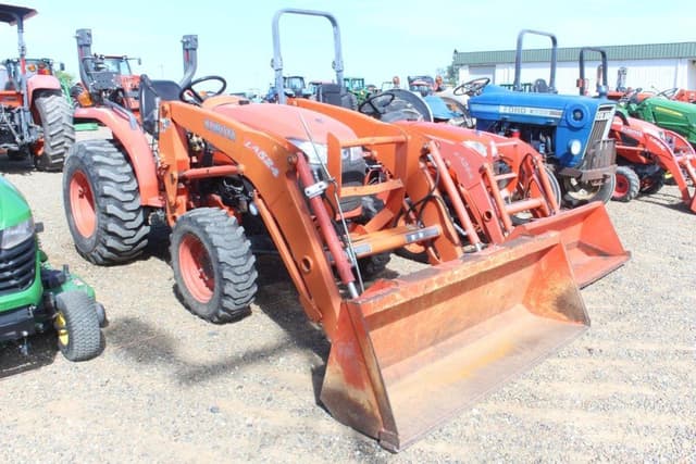 Image of Kubota L3800D equipment image 3