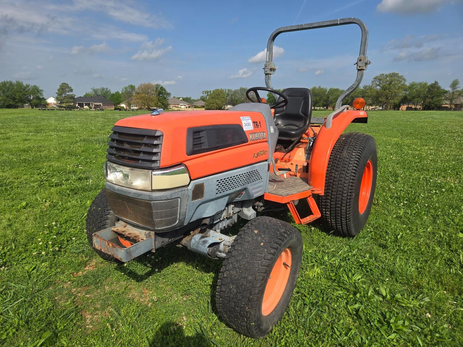 Kubota L3830 Equipment Image0
