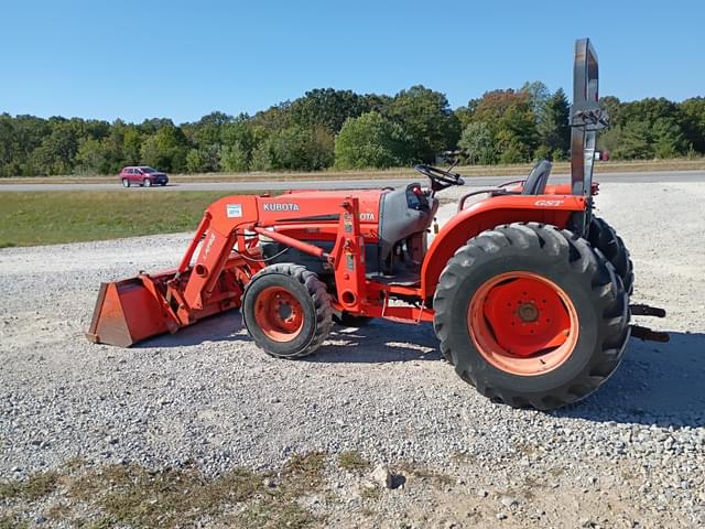 Image of Kubota L3830 equipment image 3