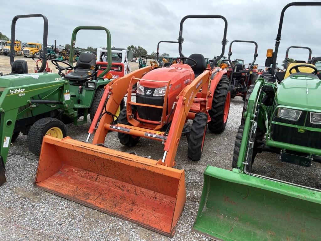 Kubota L3901 Equipment Image0