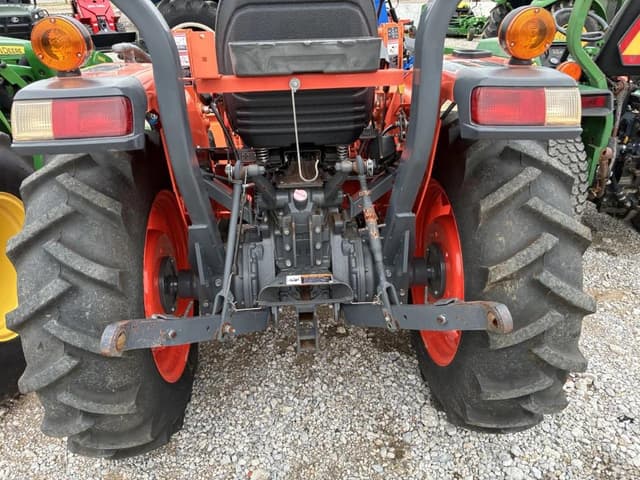 Image of Kubota L3901 equipment image 4