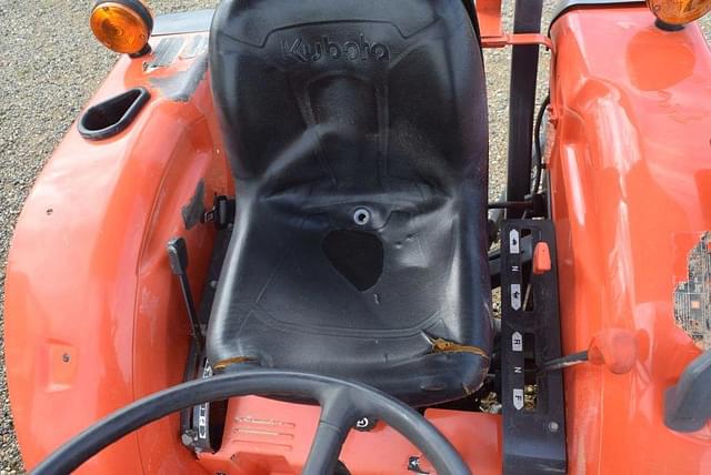 Image of Kubota L3901 equipment image 4