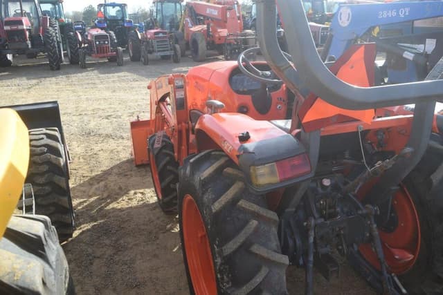 Image of Kubota L3901 equipment image 2