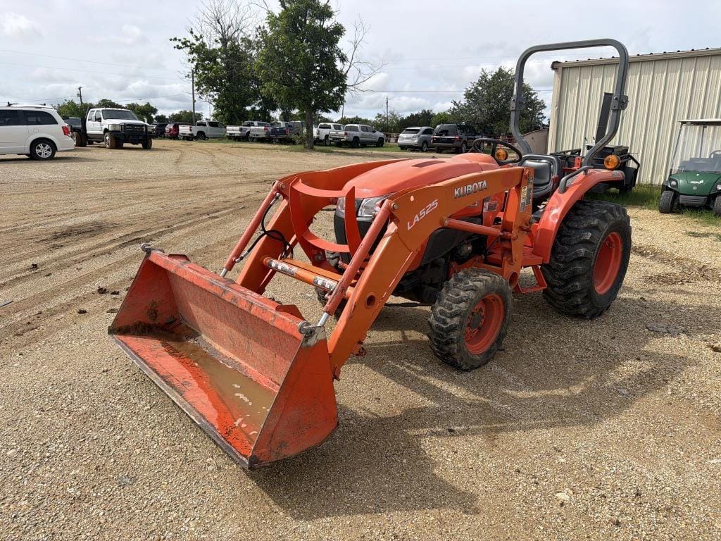 Kubota L3901 Equipment Image0