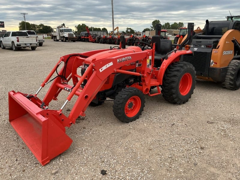 Kubota L3901 Equipment Image0