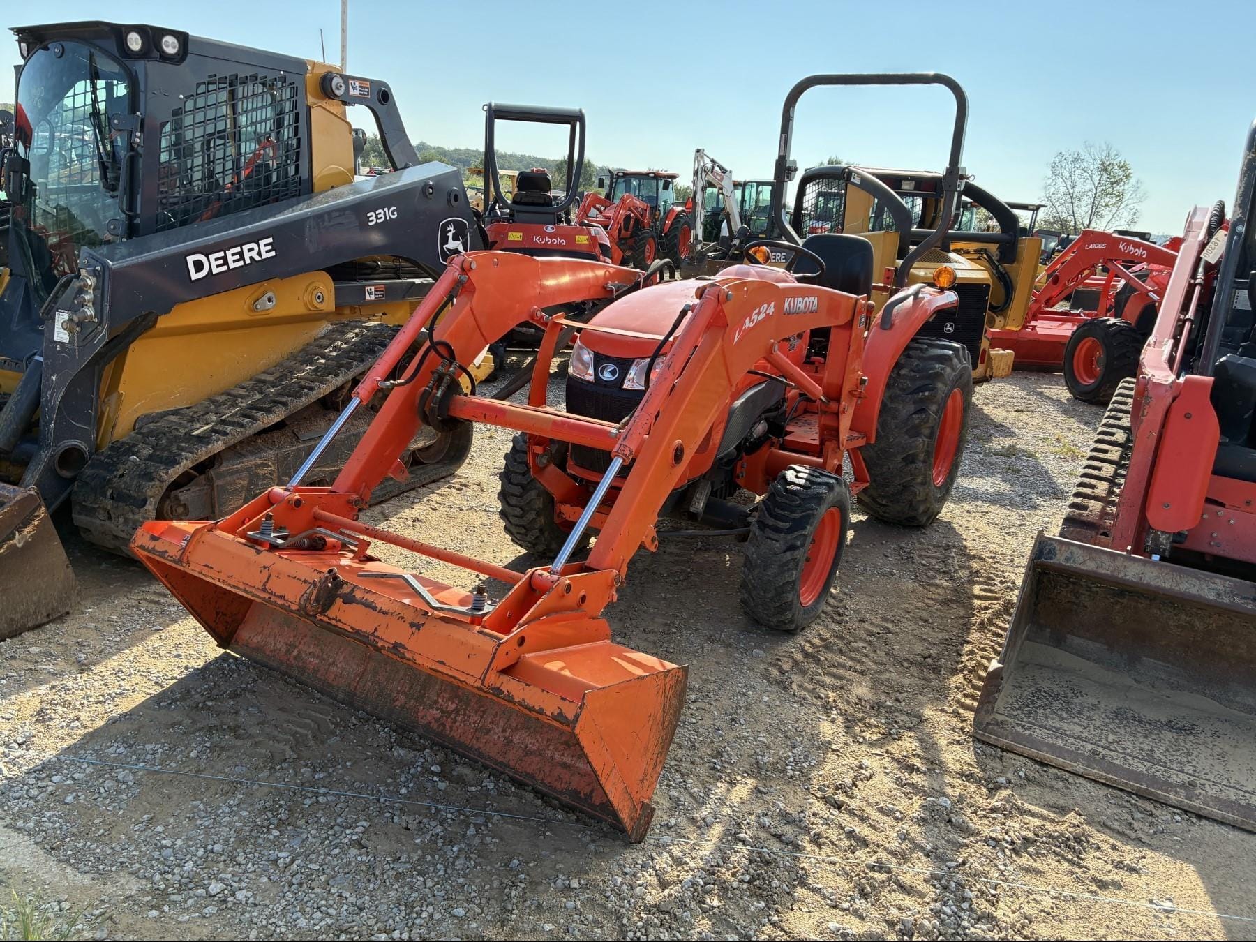 Kubota L3901 Equipment Image0