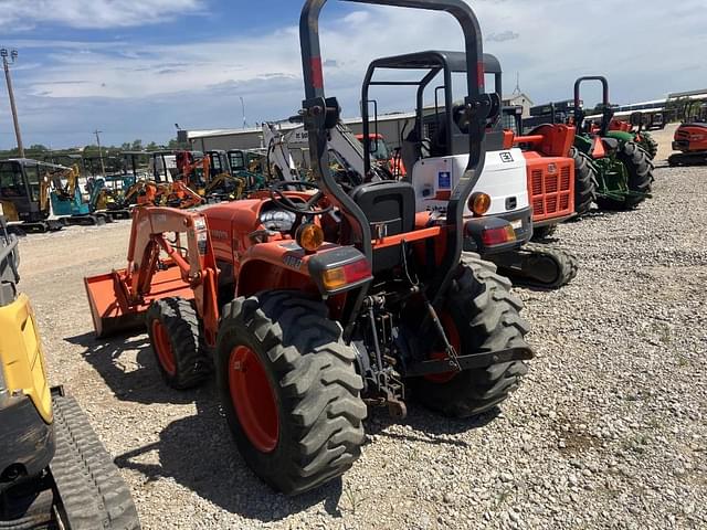 Image of Kubota L3901 equipment image 3