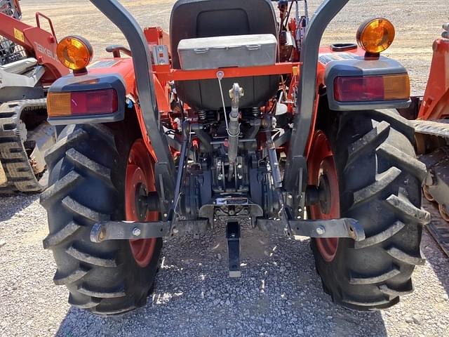 Image of Kubota L3901 equipment image 4