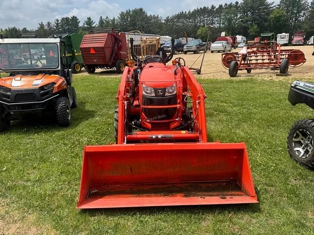 Image of Kubota L3901D equipment image 2