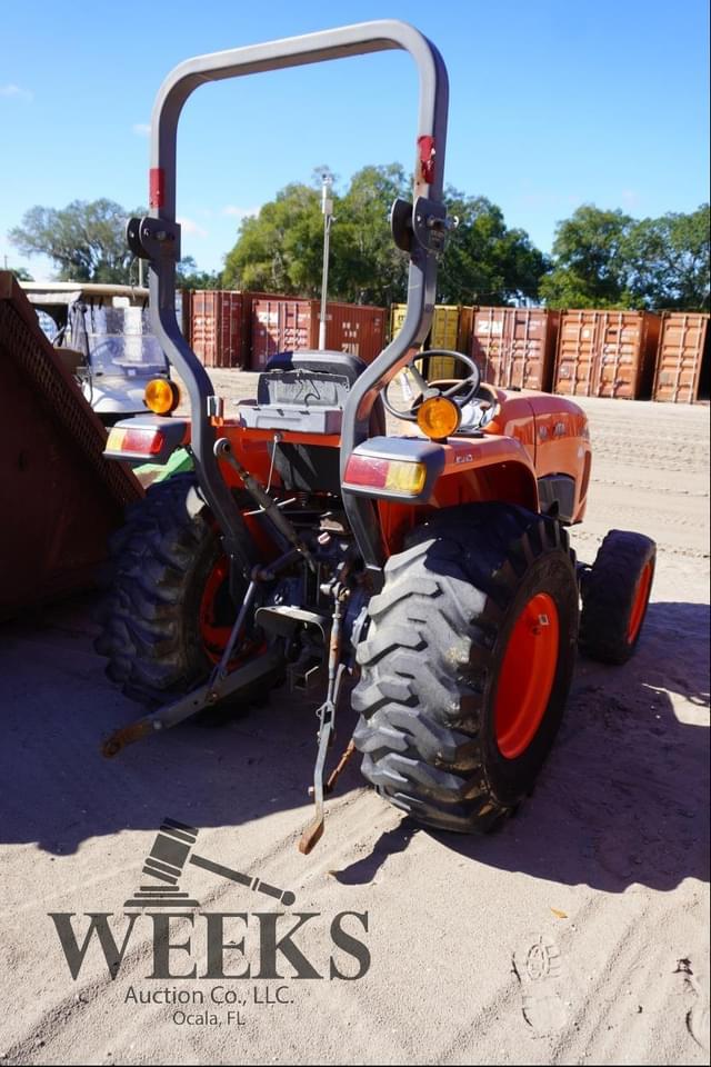 Image of Kubota L3901 equipment image 3