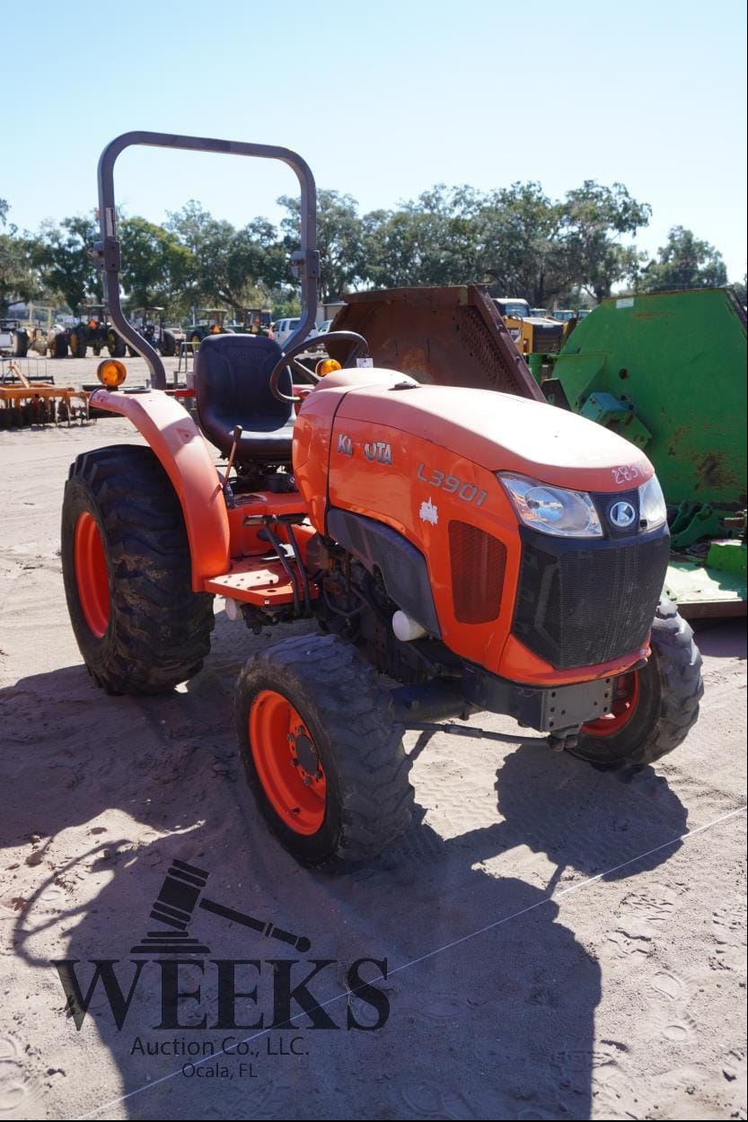 Kubota L3901 Equipment Image0