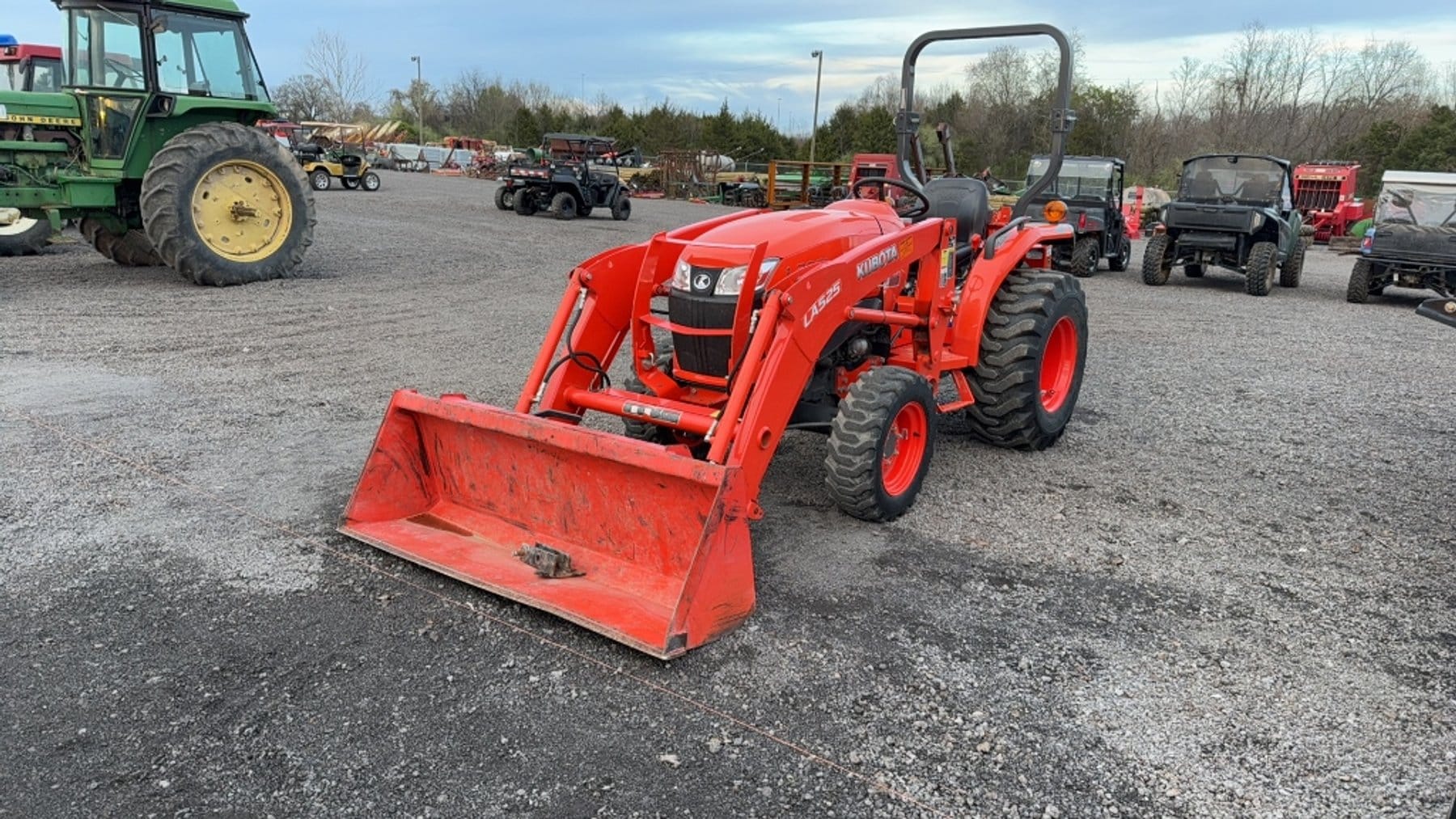 Kubota L3901 Equipment Image0