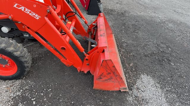 Image of Kubota L3901 equipment image 3