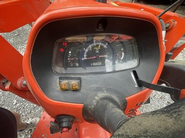 Image of Kubota L3901 equipment image 4