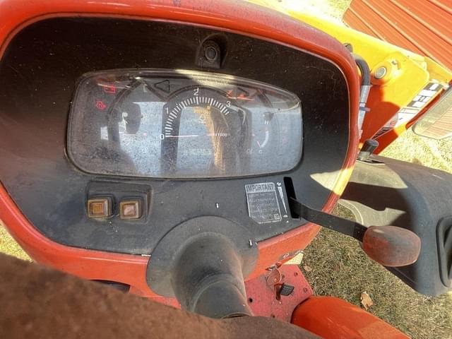 Image of Kubota L3901 equipment image 3