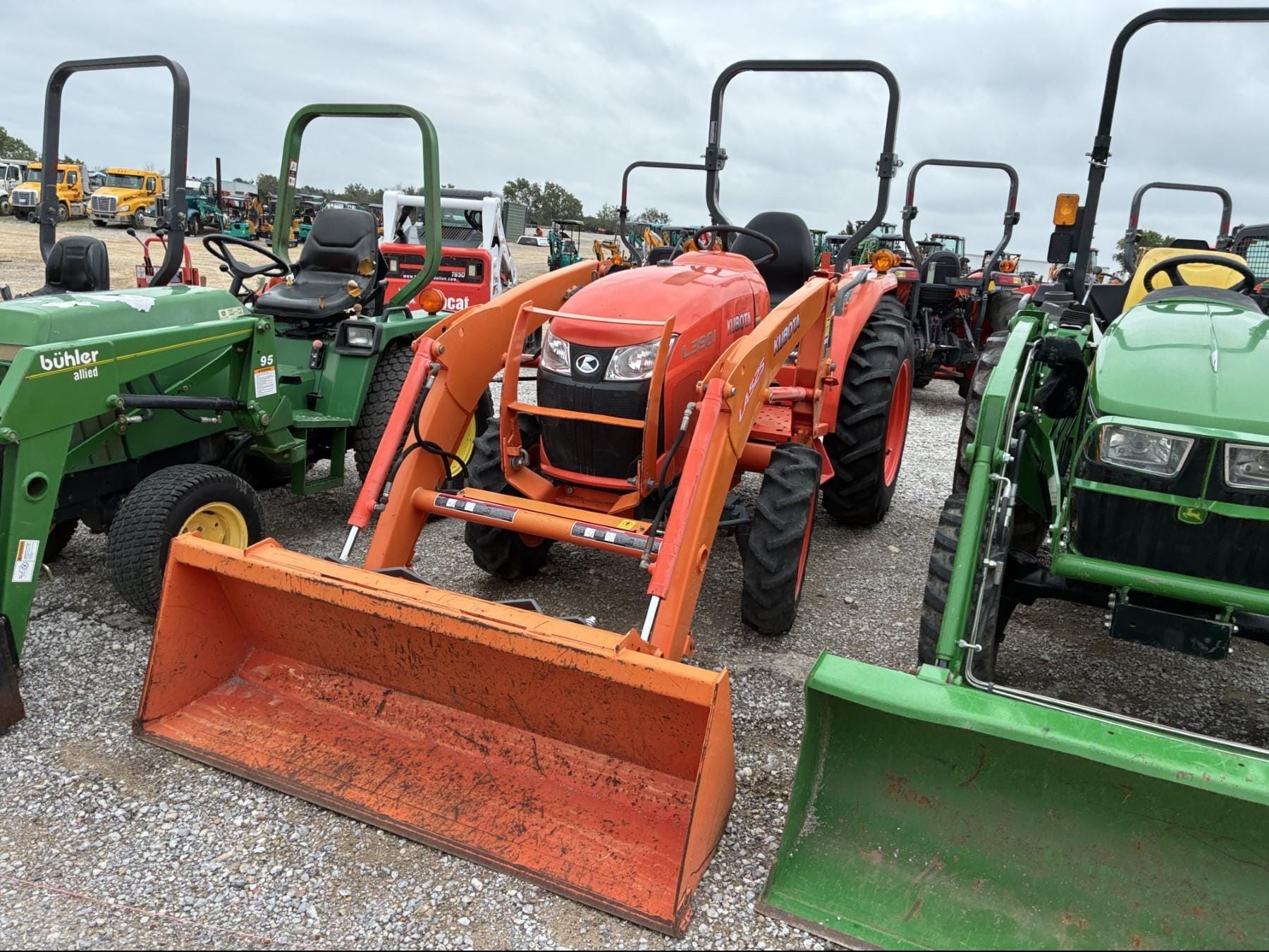 Kubota L3901D Equipment Image0