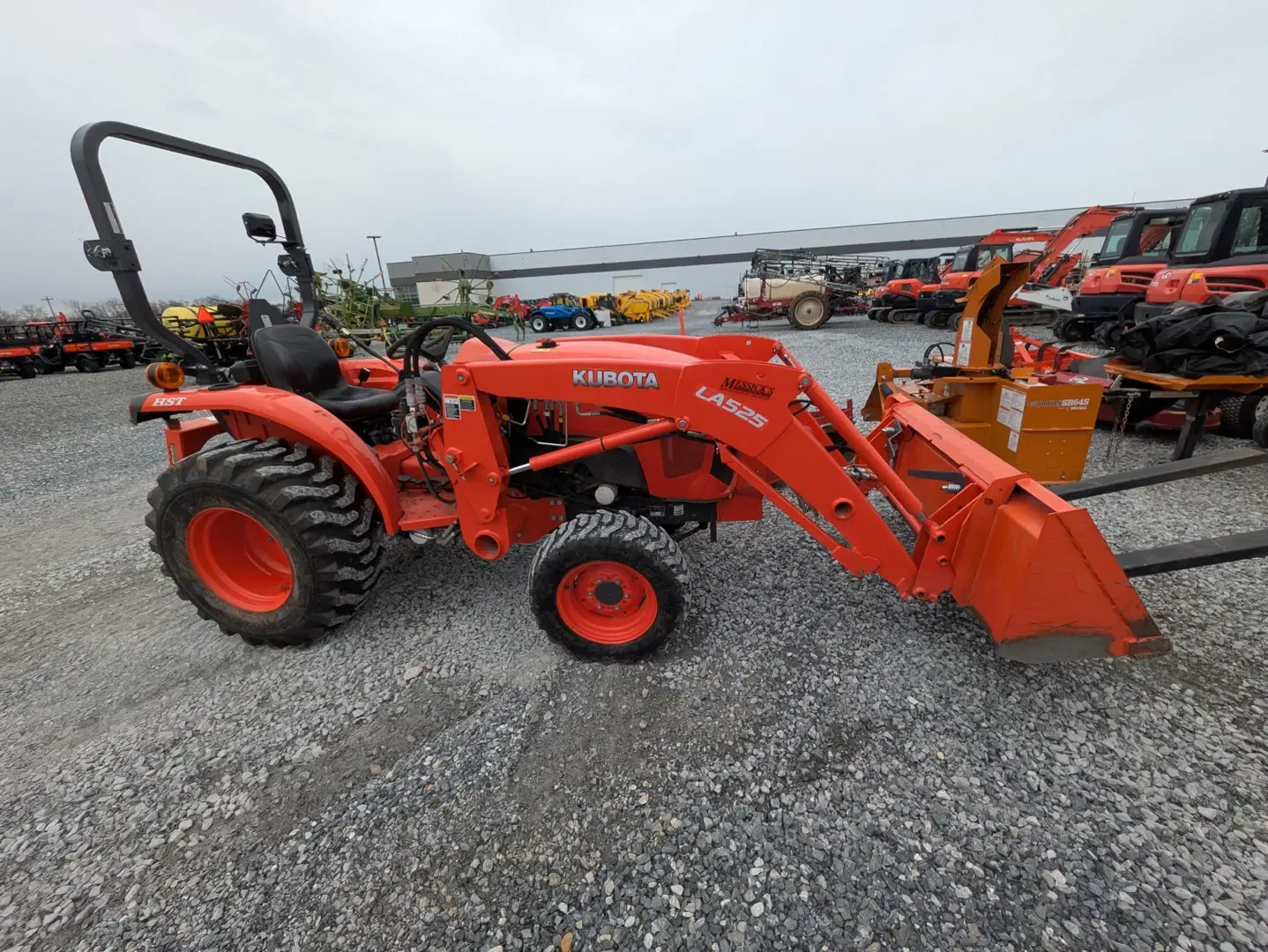 Kubota L3901D Equipment Image0