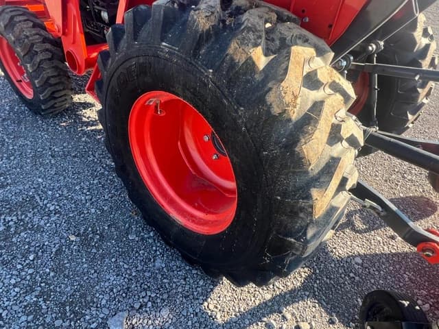 Image of Kubota L3901D equipment image 4