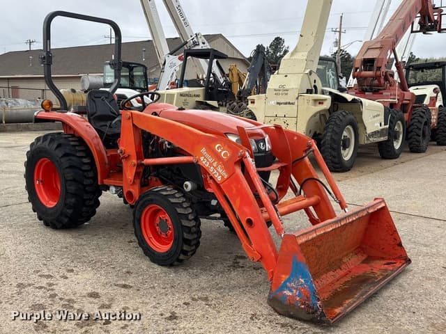 Image of Kubota L3901D equipment image 2