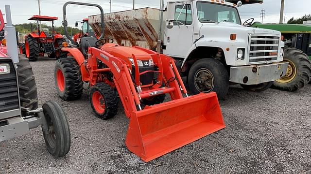 Image of Kubota L3901D equipment image 2