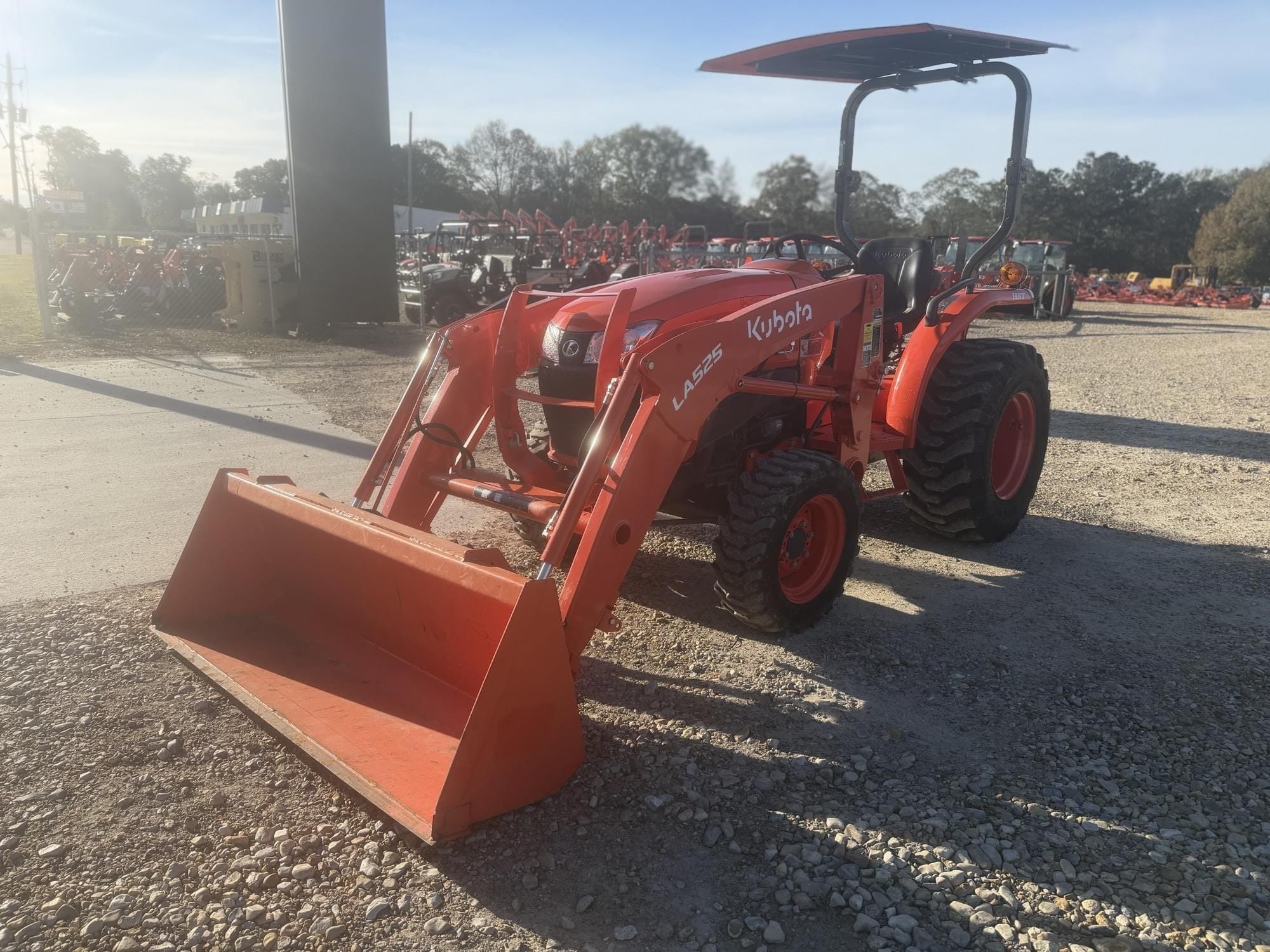 Kubota L3901HST Equipment Image0