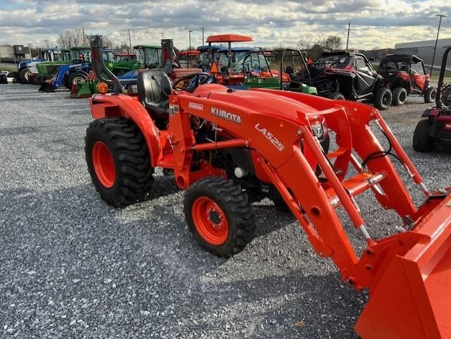 Kubota L3901HST Equipment Image0