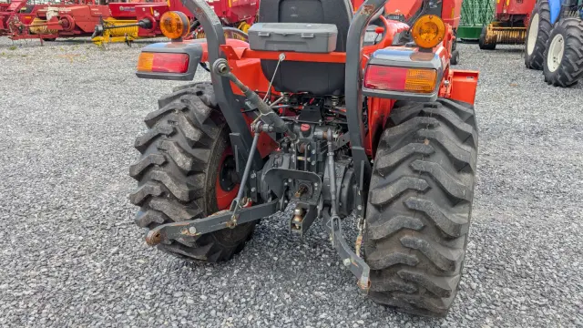 Image of Kubota L3901HST equipment image 4