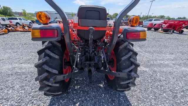 Image of Kubota L3901HST equipment image 4