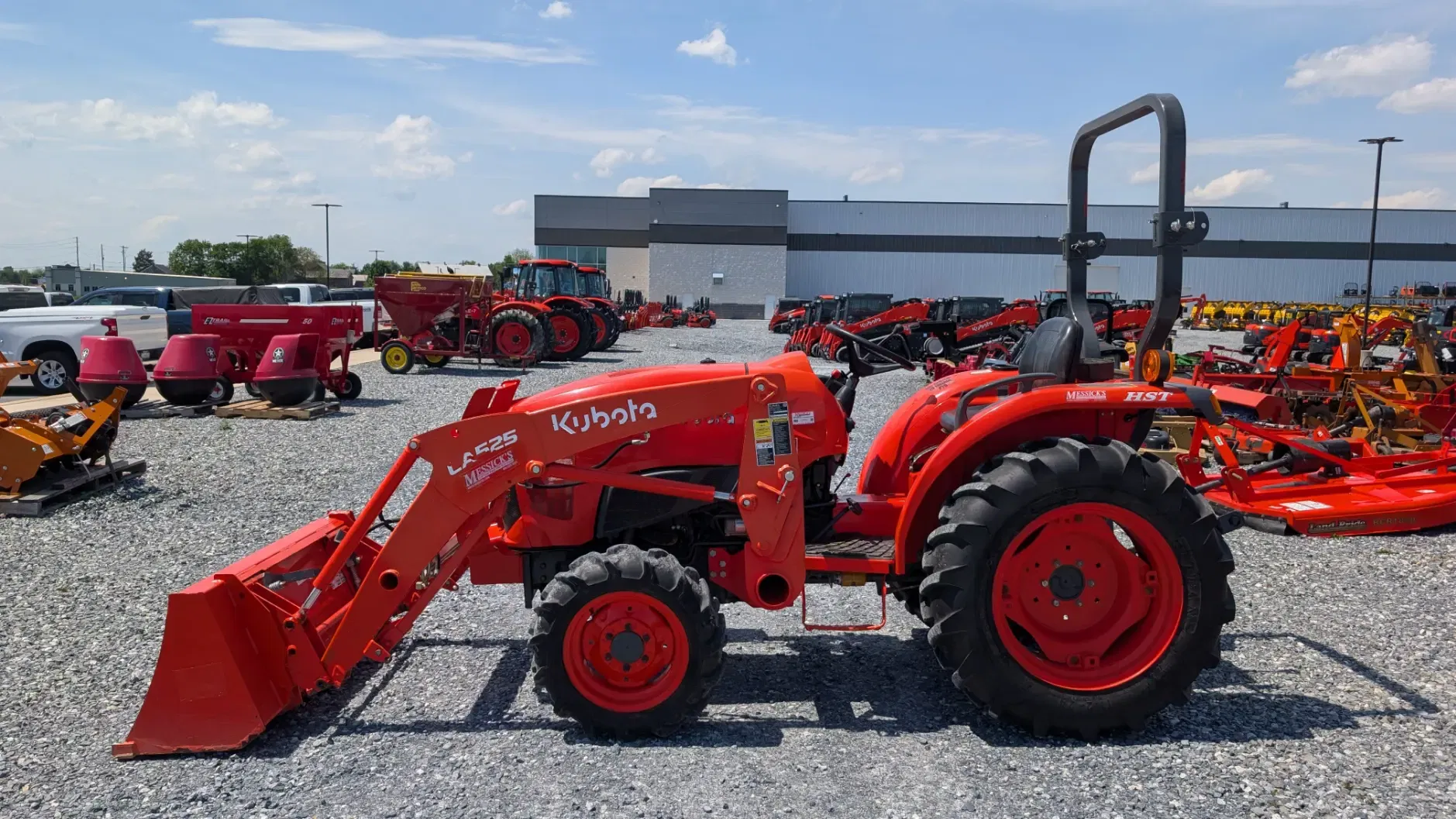 Kubota L3901HST Equipment Image0