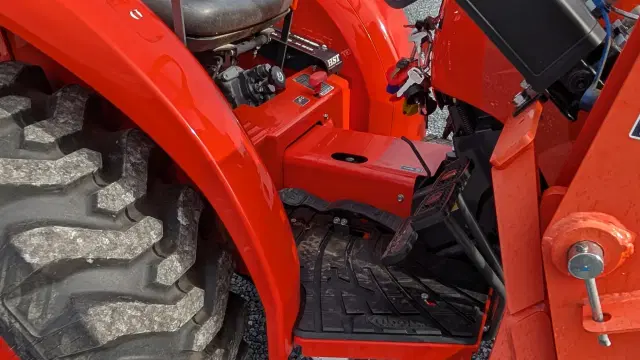 Image of Kubota L3901HST equipment image 3