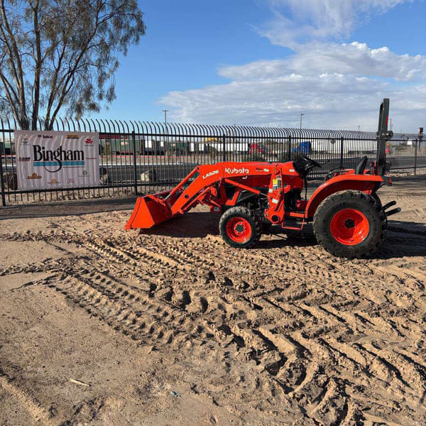 Kubota L3902 Equipment Image0