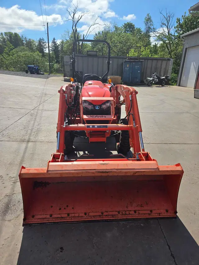 Image of Kubota L3902DT equipment image 4