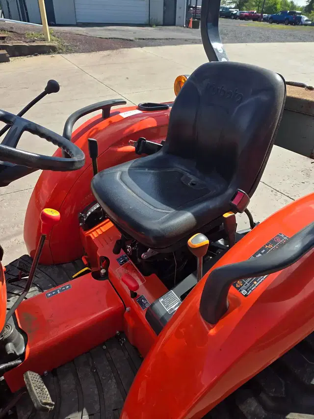 Image of Kubota L3902DT equipment image 2