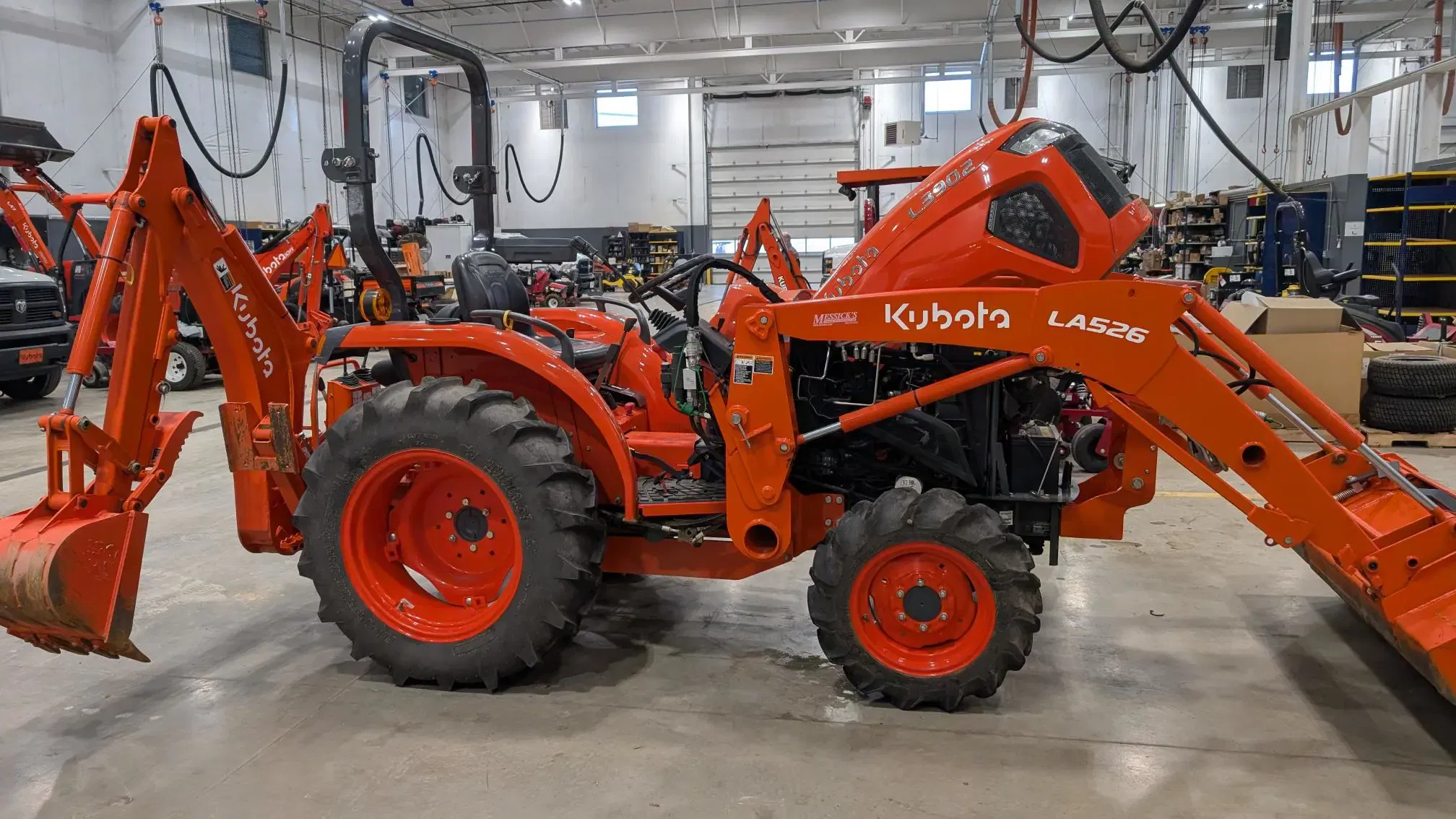 Kubota L3902DT Equipment Image0