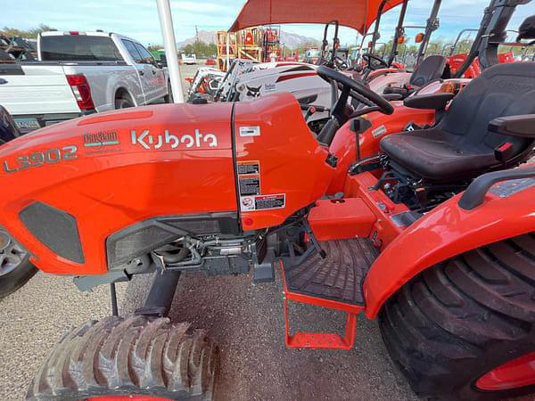 Image of Kubota L3902HST equipment image 4