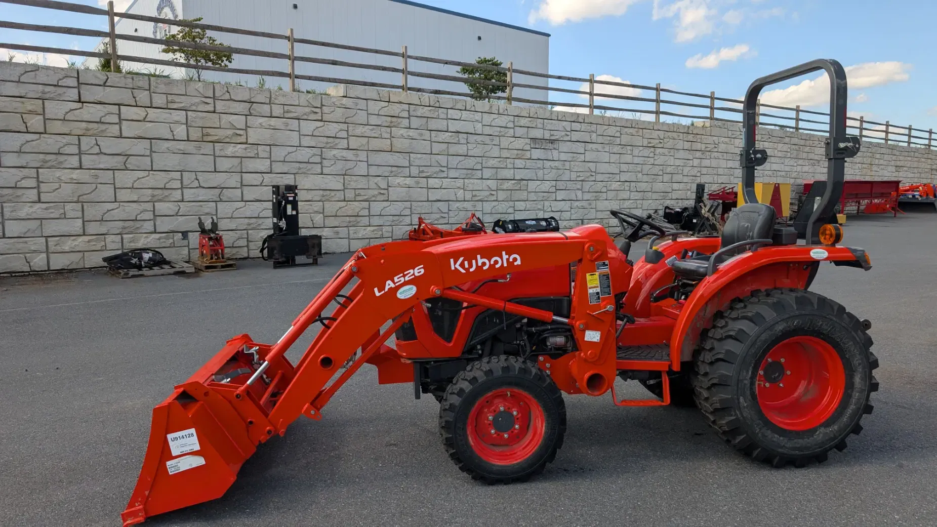 Kubota L3902HST Equipment Image0