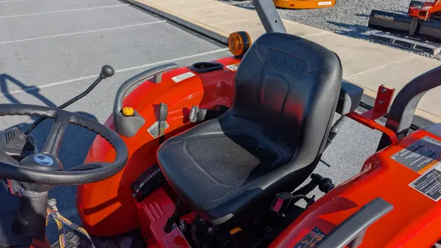 Image of Kubota L3902HST equipment image 4