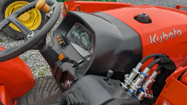 Image of Kubota L3902HST equipment image 4
