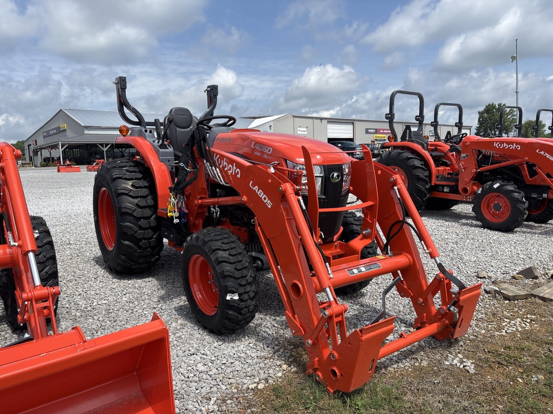 Kubota L4060 Equipment Image0