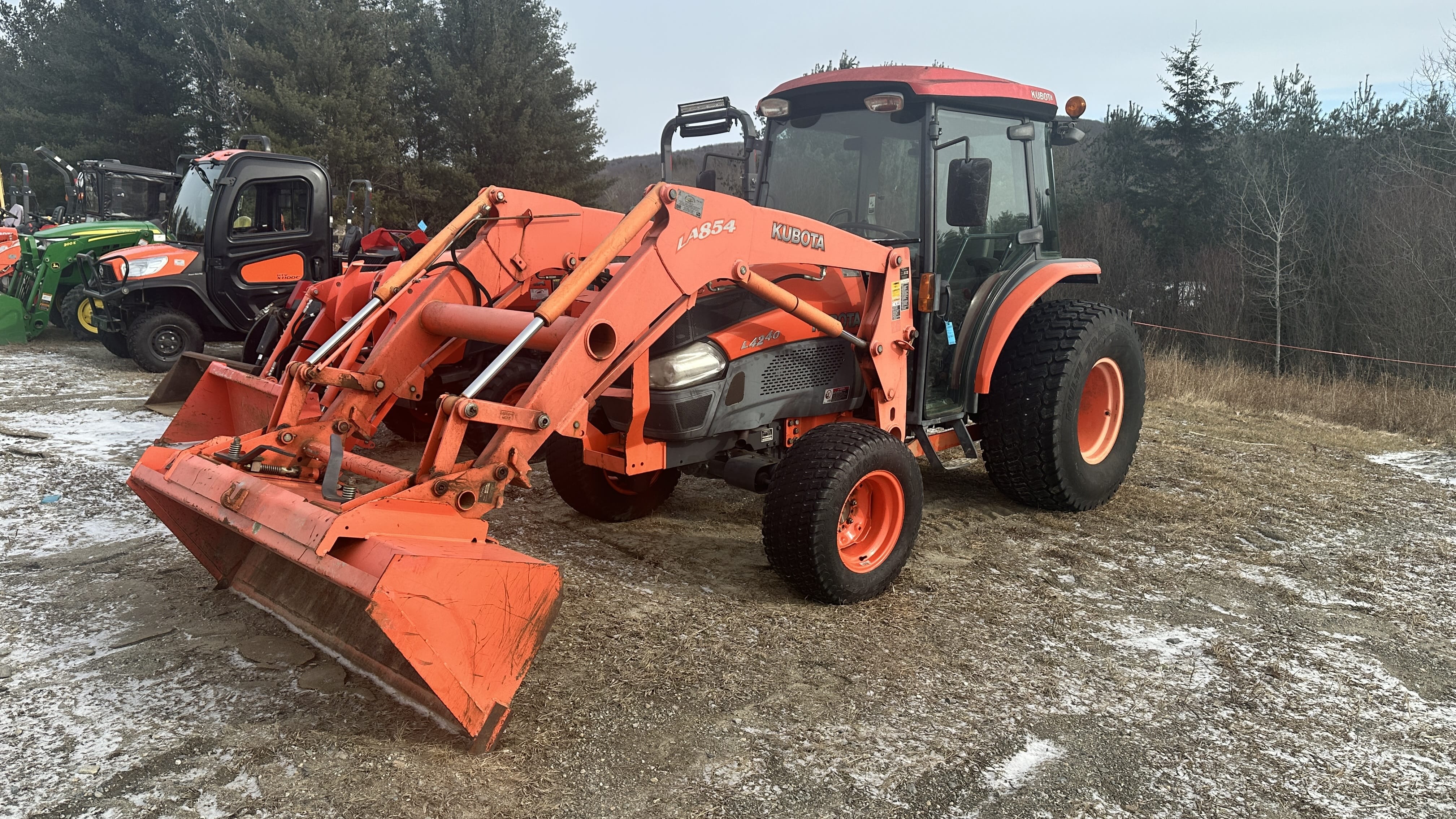 Kubota L4240 Equipment Image0