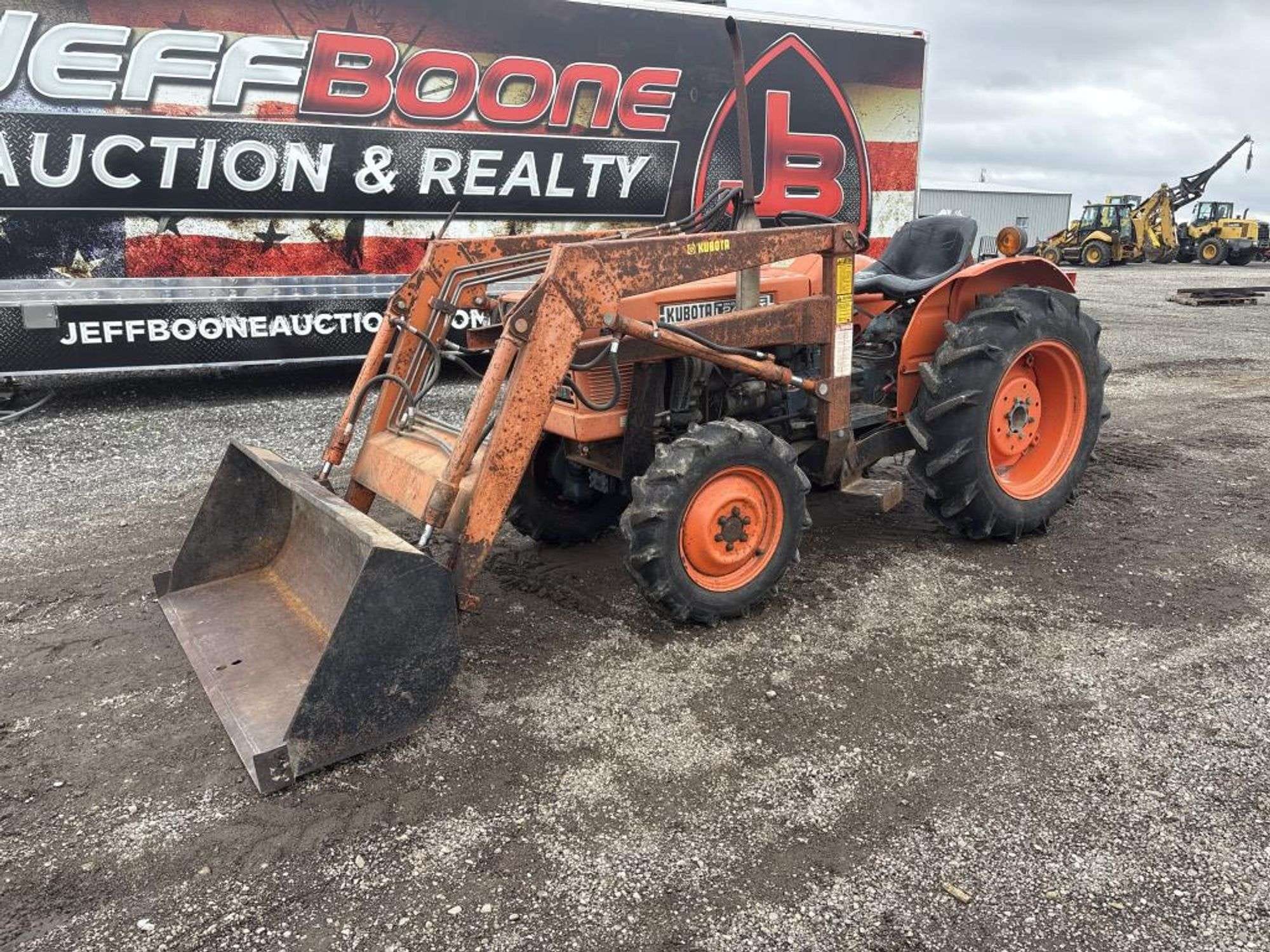 Kubota L245DT Equipment Image0