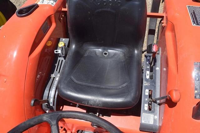 Image of Kubota L4701 equipment image 4