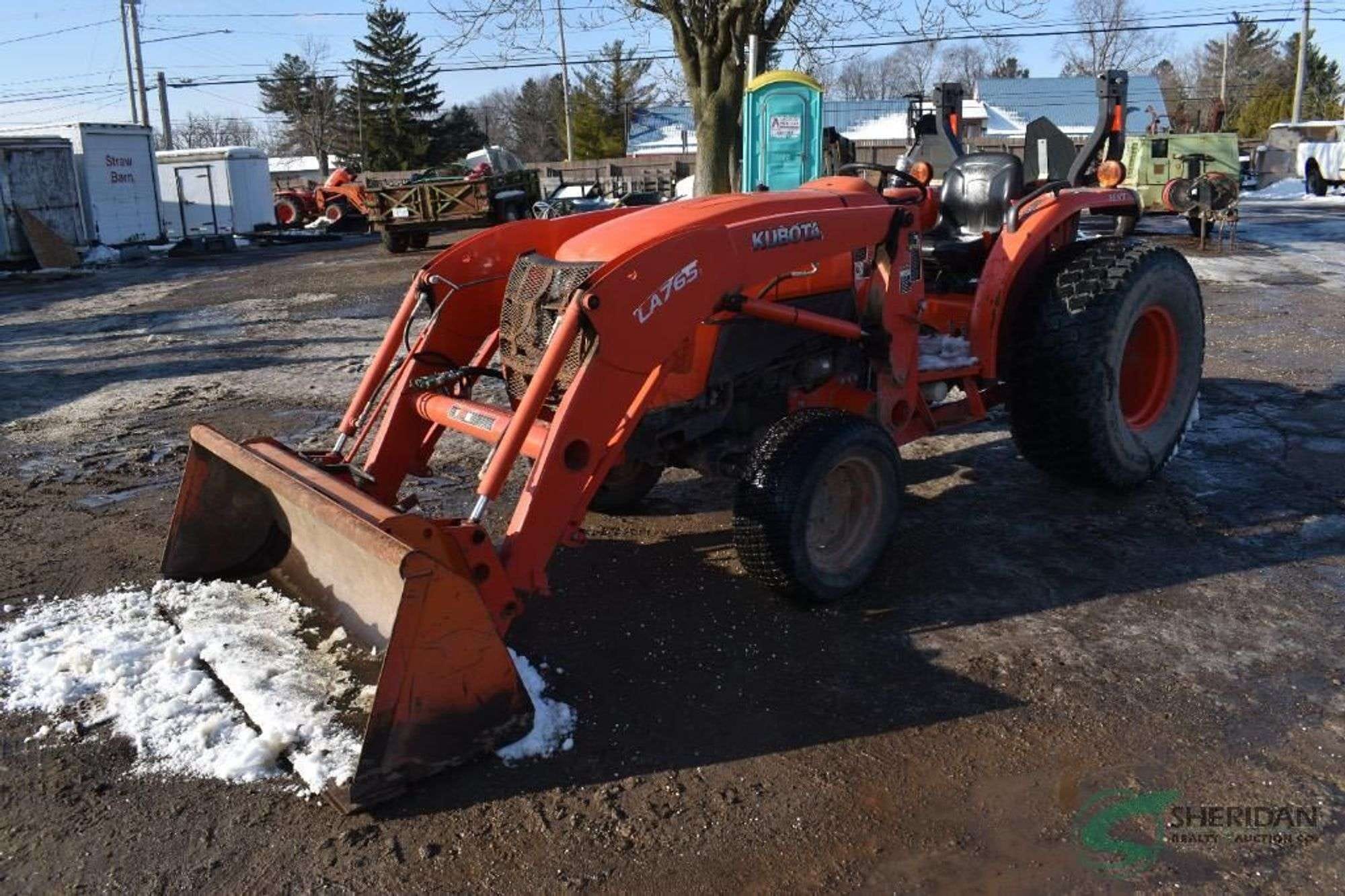 Kubota L4701 Equipment Image0