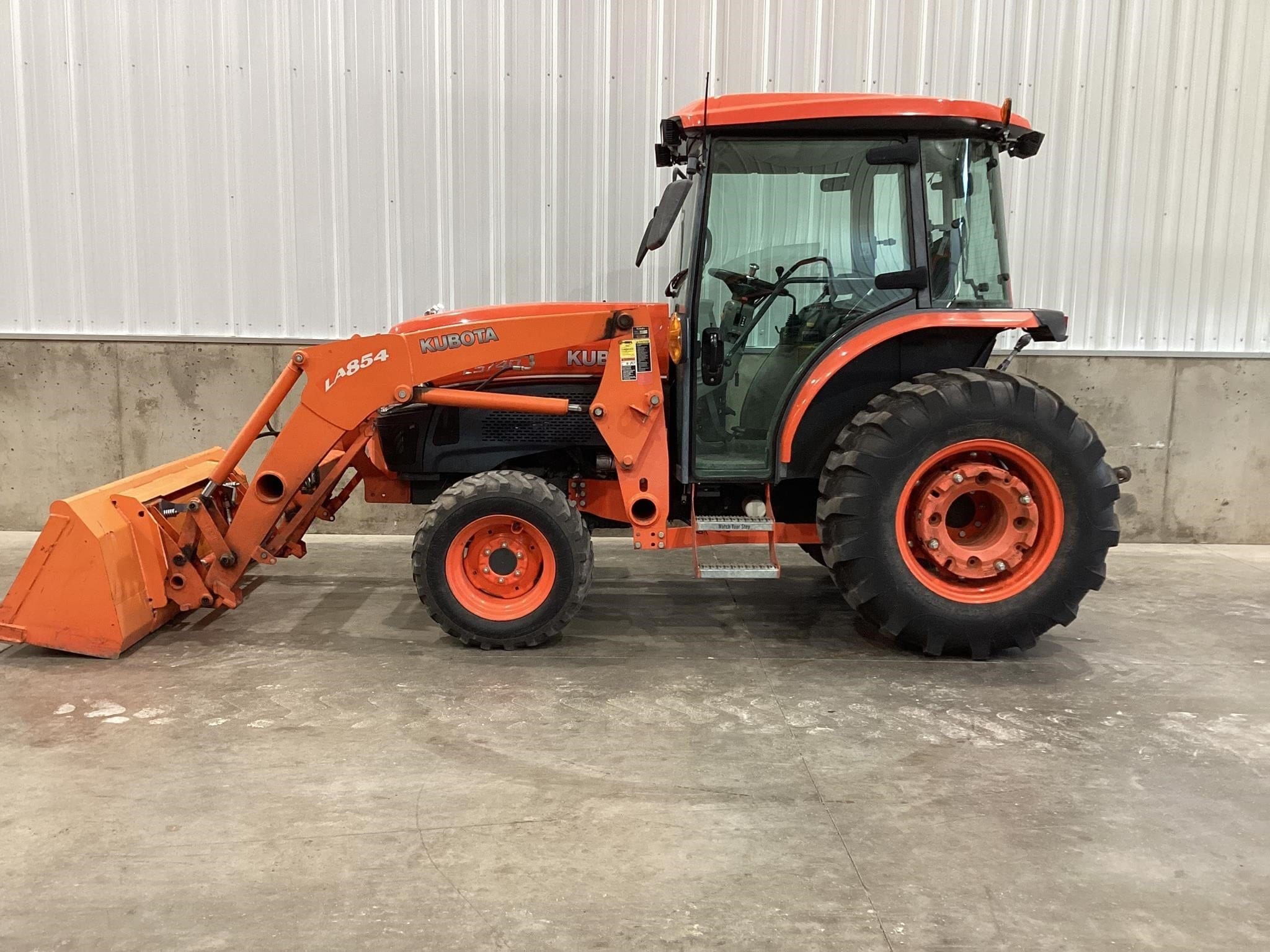 2011 Kubota L5740HSTC Equipment Image0