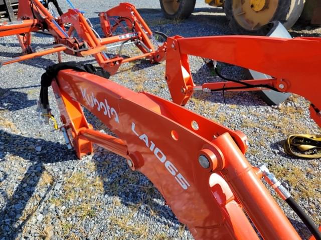 Image of Kubota LA1065 equipment image 4