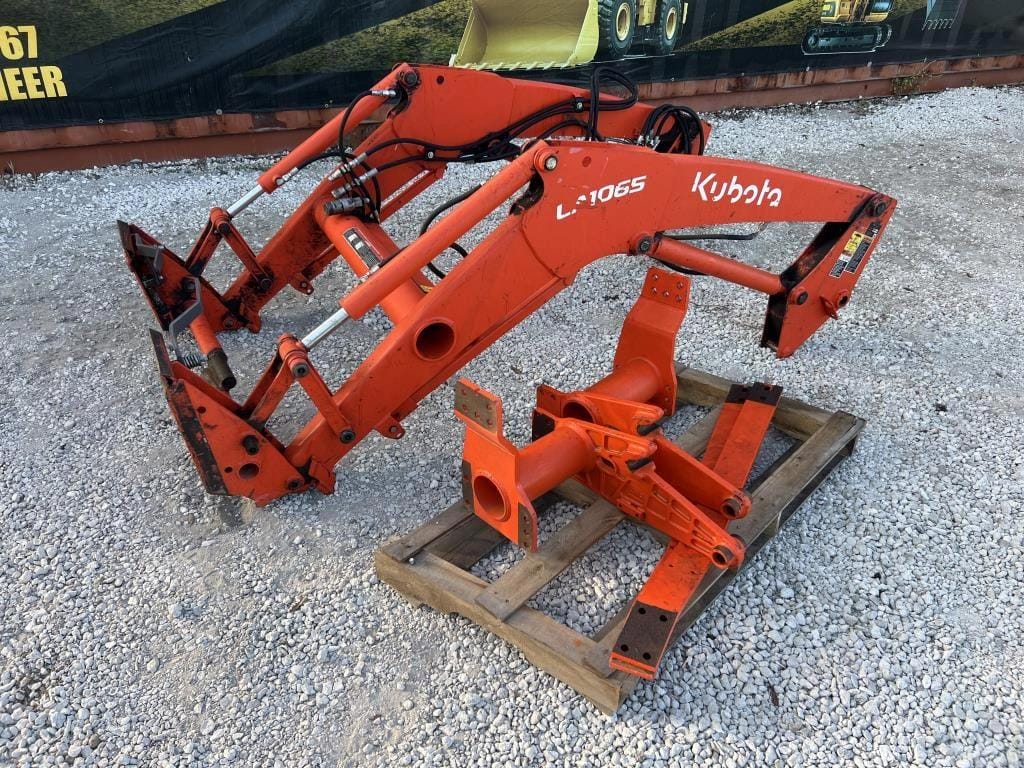 Kubota LA1065 Equipment Image0