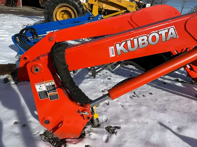 Image of Kubota LA2255 equipment image 2