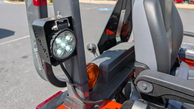 Image of Kubota LX2610HSD equipment image 3